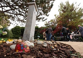 Piedrecitas con los nombres de los bebés fallecidos colocadas a los pies de la escultura en su memoria durante el acto celebrado en Las Contiendas.