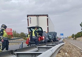 Los bomberos de la Diputación, en el lugar del accidente.
