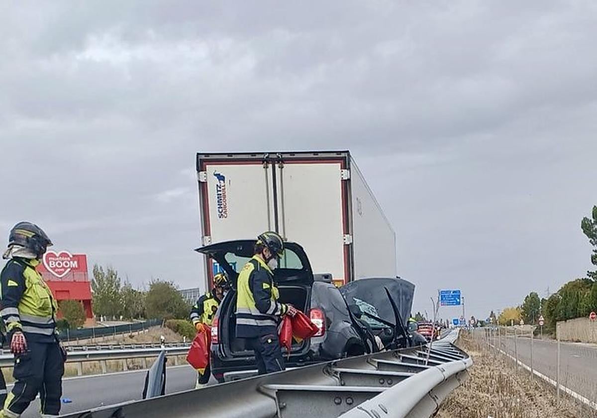Los bomberos de la Diputación, en el lugar del accidente.