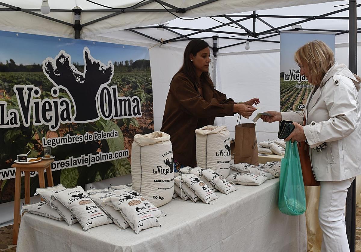 Uno de los puestos de venta de legumbres de la Feria de la Alubia.