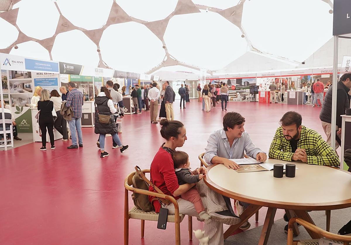 Familias, parejas e inversores se informaron sobre nuevas viviendas en los expositores de FIVA