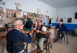 Varios vecinos, en el bar de Meneses de Campos.