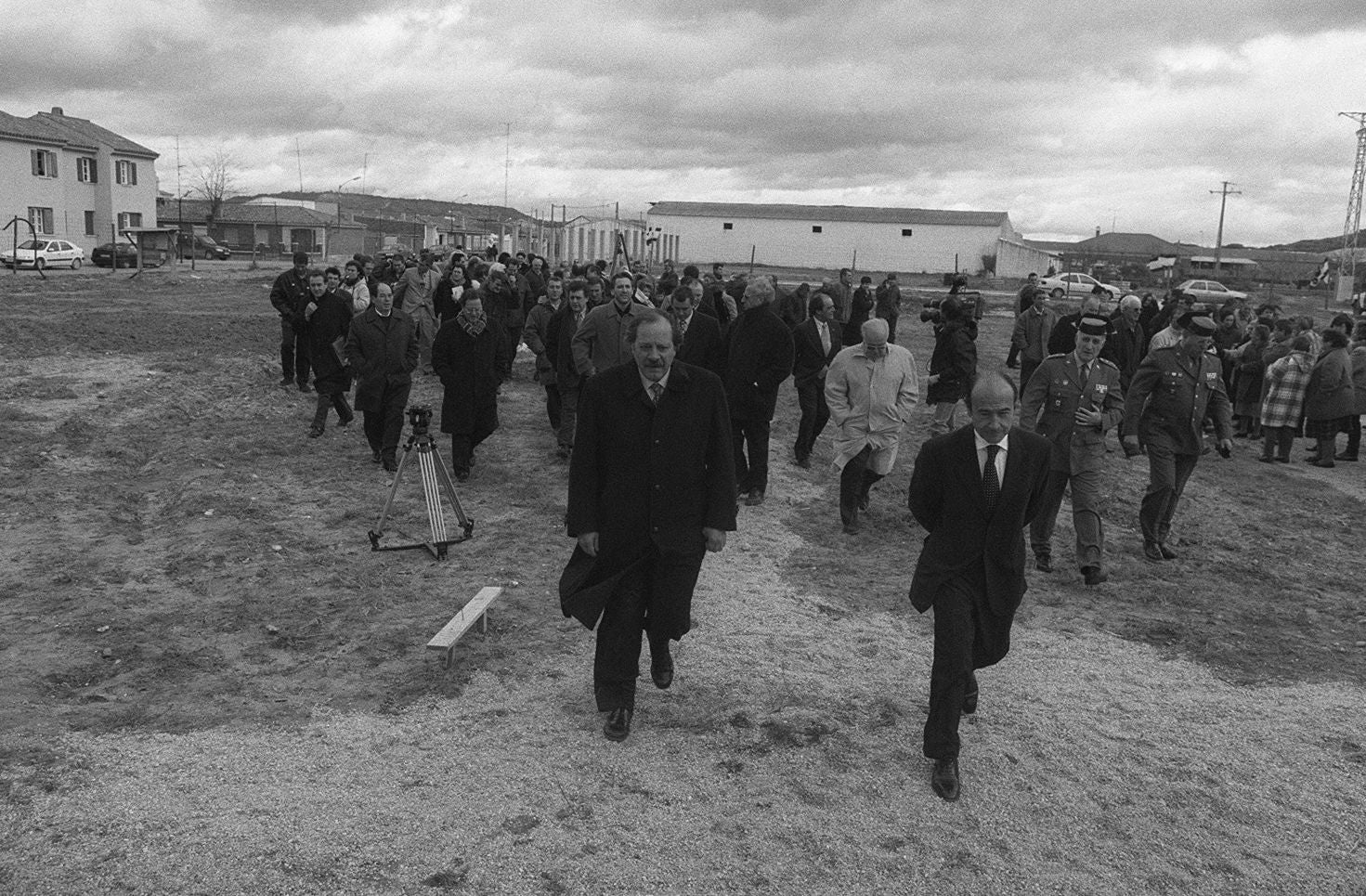 Isaías García Monge, delegado del Gobierno en Castilla y León, y Santiago López Valdivielso, director general de la Guardia Civil, en la colocación de la primera piedra de la casa-cuartel de Quintanilla de Onésimo. 27 de diciembre de 1999.