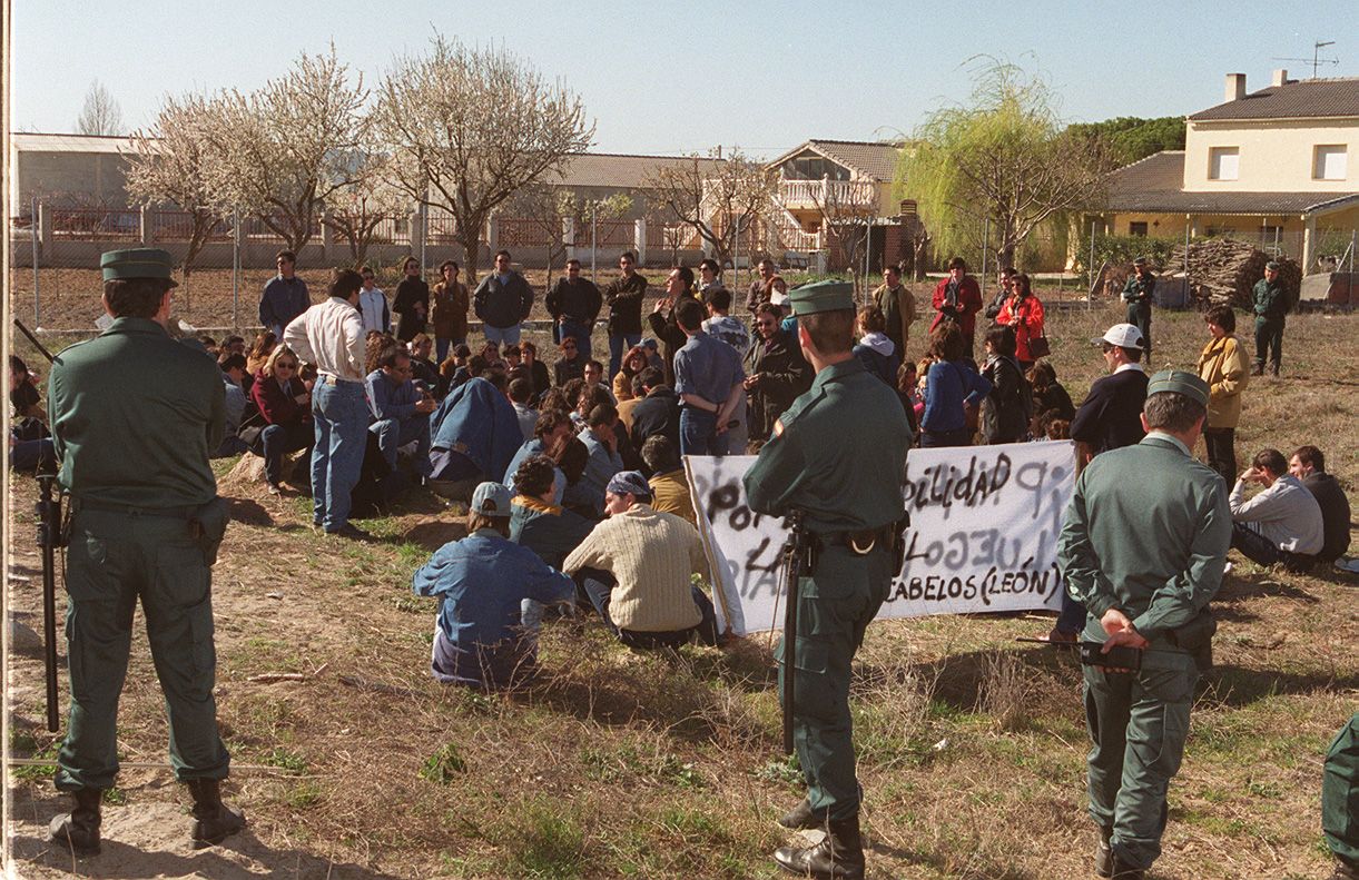 La Guardia Civil vigila a unos manifestantes durante la visita que hizo José María Aznar a Quintanilla de Onésimo para celebrar el triunfo del PP en las Elecciones Generales del 12 de marzo de 2000.