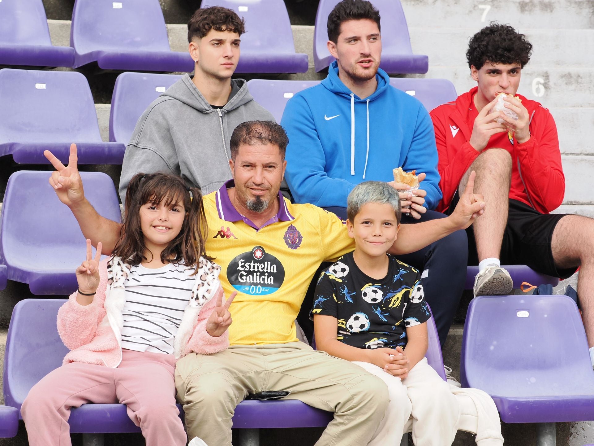 Búscate en la grada del Real Valladolid-Sporting de Gijón (4/4)
