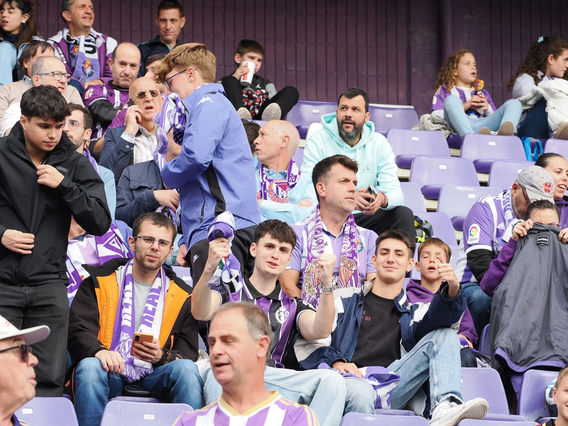 Búscate en la grada del Real Valladolid-Sporting de Gijón (4/4)