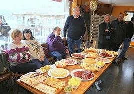 Comida en una jornada festiva para el pueblo en el bar de Valdecañas de Cerrato.