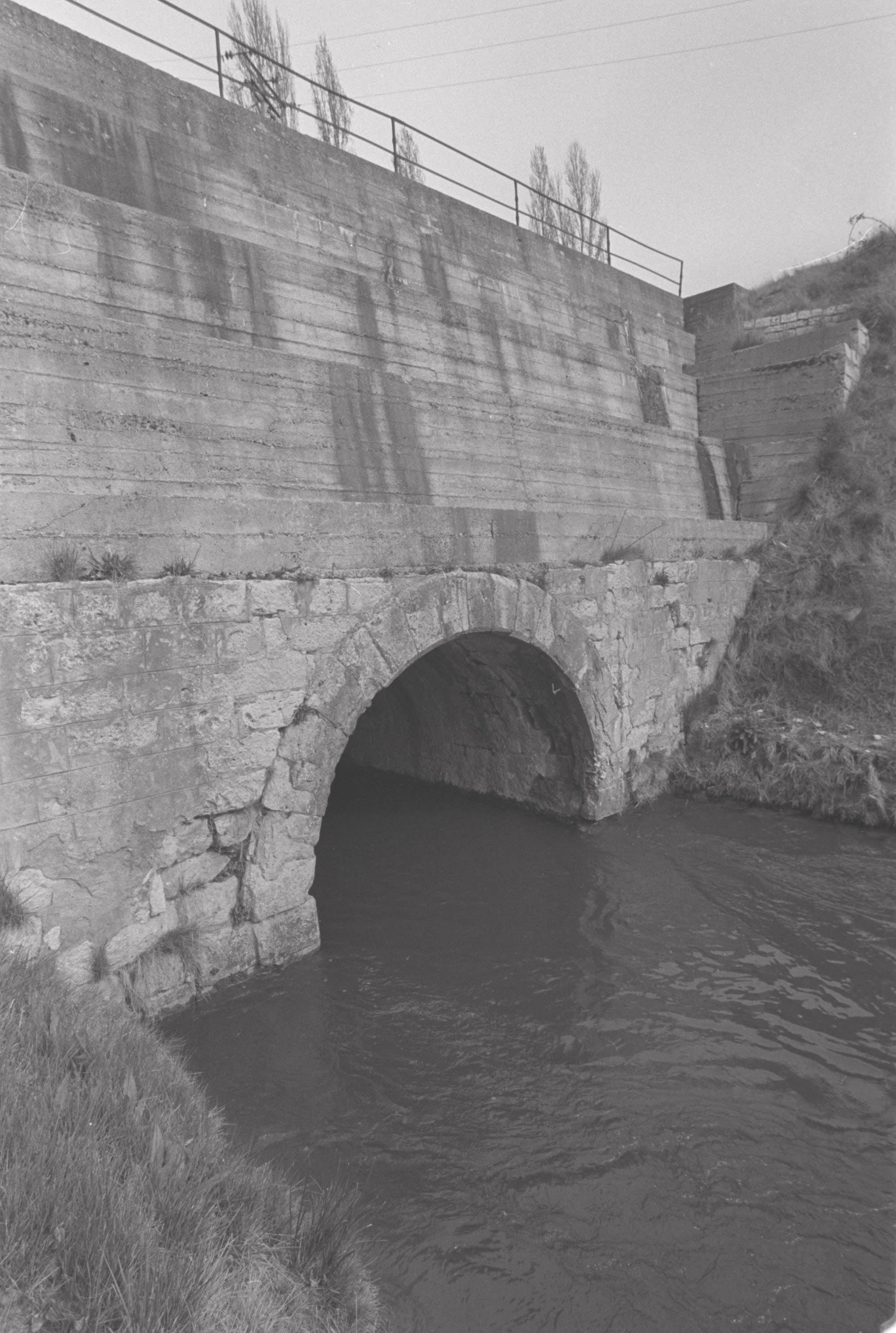 Túnel subterráneo del Canal del Duero que atraviesa el pueblo de Quintanilla de Onésimo. 7 de abril de 1986.