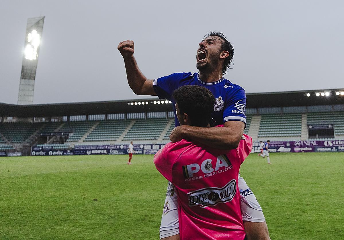 Felipe Peredo celebra uno de los goles con los compañeros del banquillo.