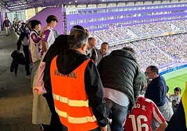 El público rodea al aficionado afectado en la zona del palco del Estadio José Zorrilla.