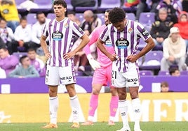 Torres y Ponceau, cabizbajos tras el tercer tanto sportinguista.