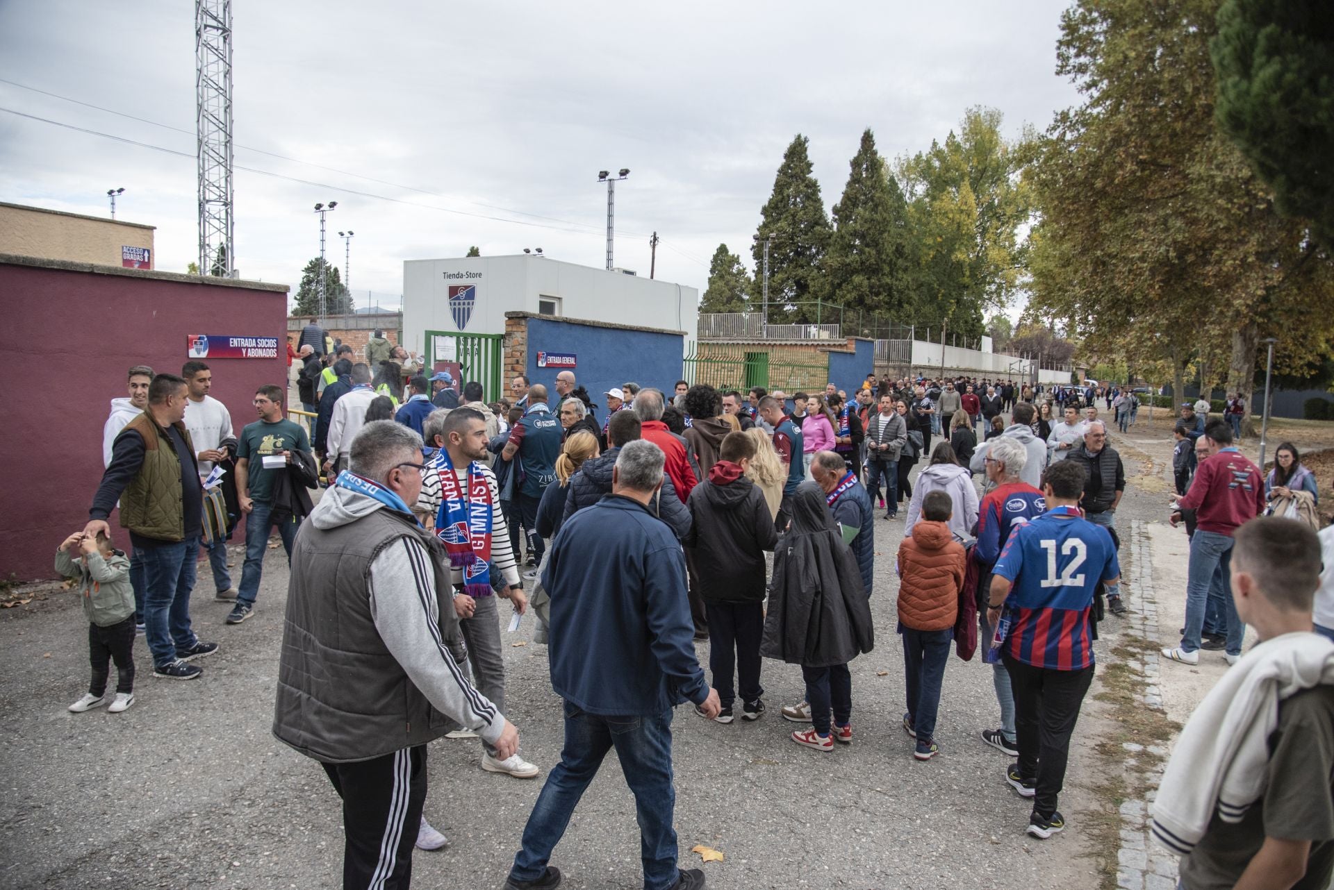 Búscate en las gradas de La Albuera durante el Segoviana vs Ávila