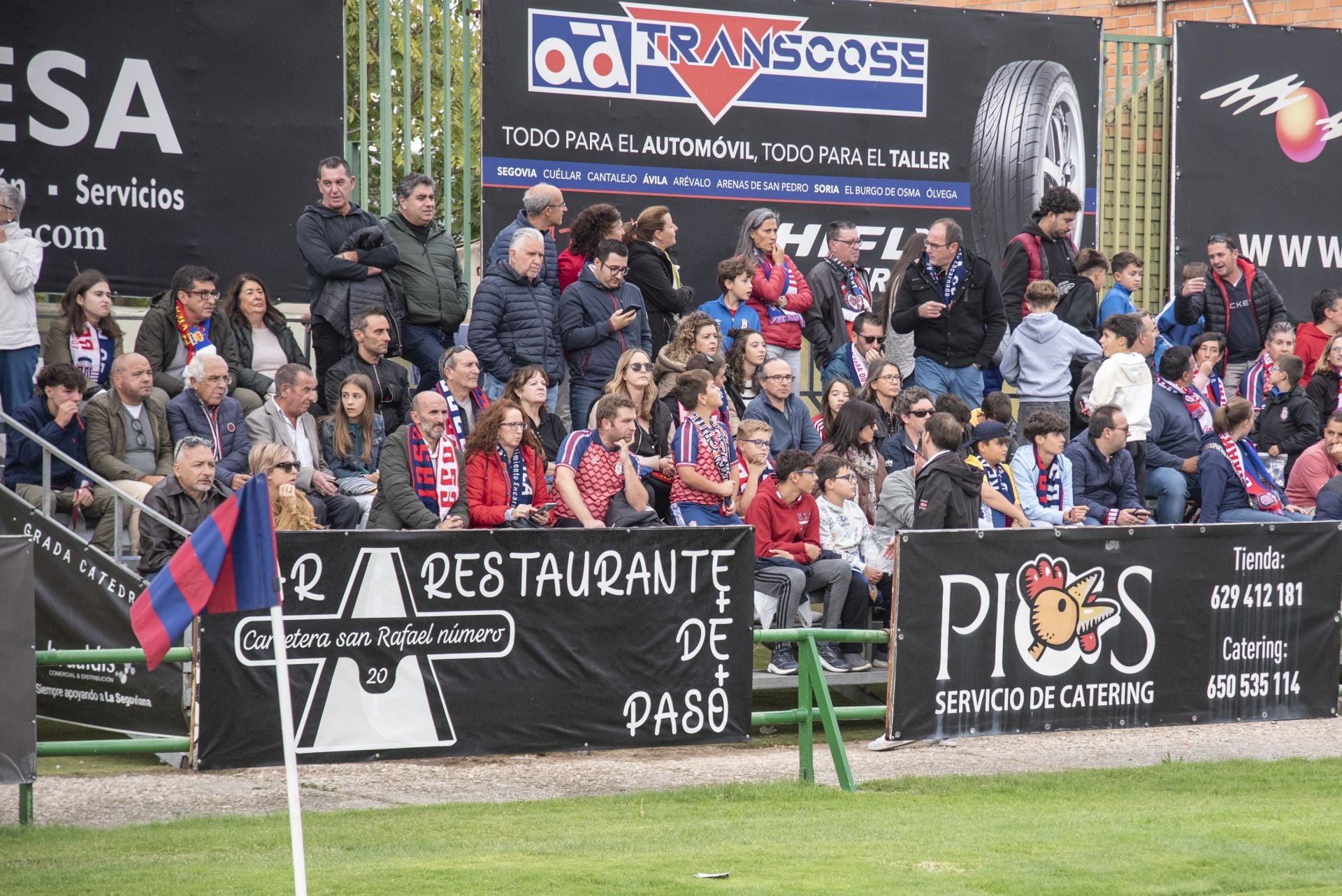 Búscate en las gradas de La Albuera durante el Segoviana vs Ávila