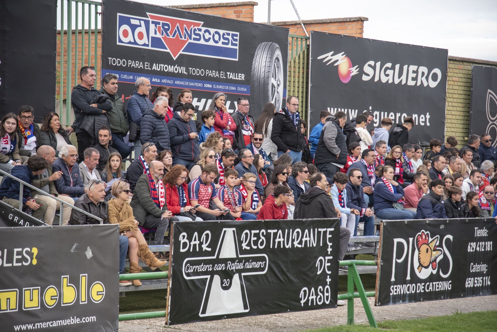 Búscate en las gradas de La Albuera durante el Segoviana vs Ávila