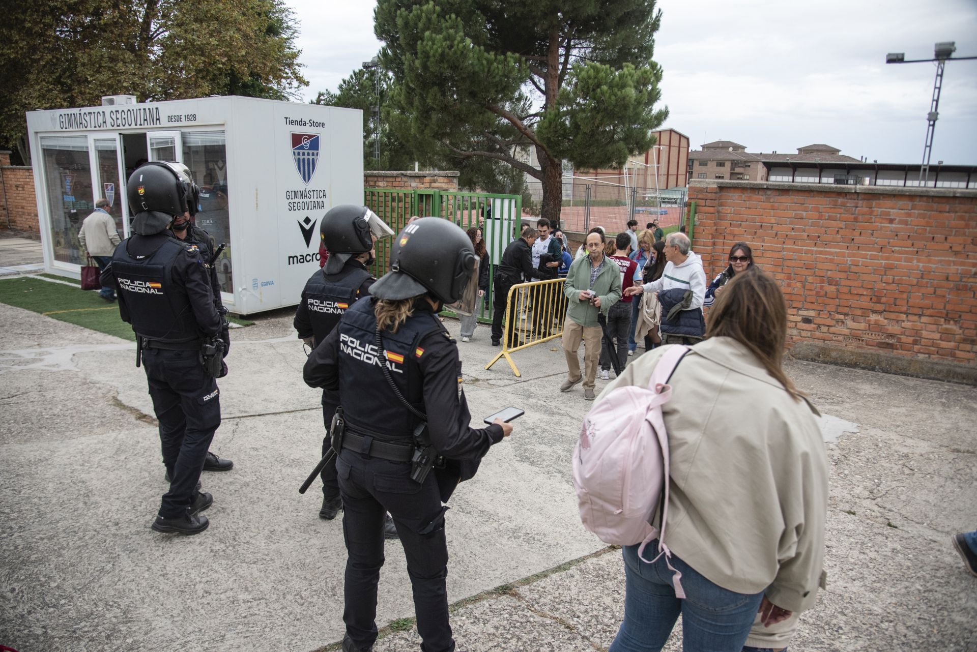 Búscate en las gradas de La Albuera durante el Segoviana vs Ávila