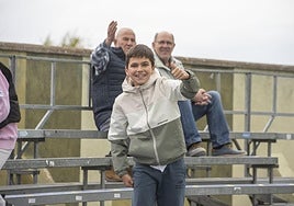 Búscate en las gradas de La Albuera durante el partido entre la Segoviana y el Real Ávila