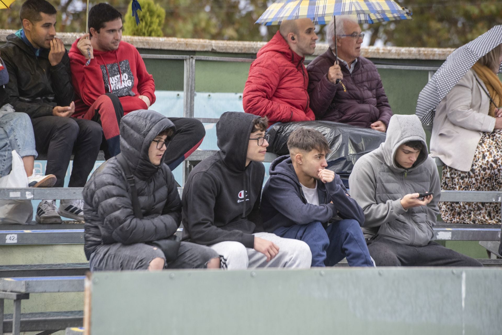 Búscate en las gradas de La Albuera durante el Segoviana vs Ávila