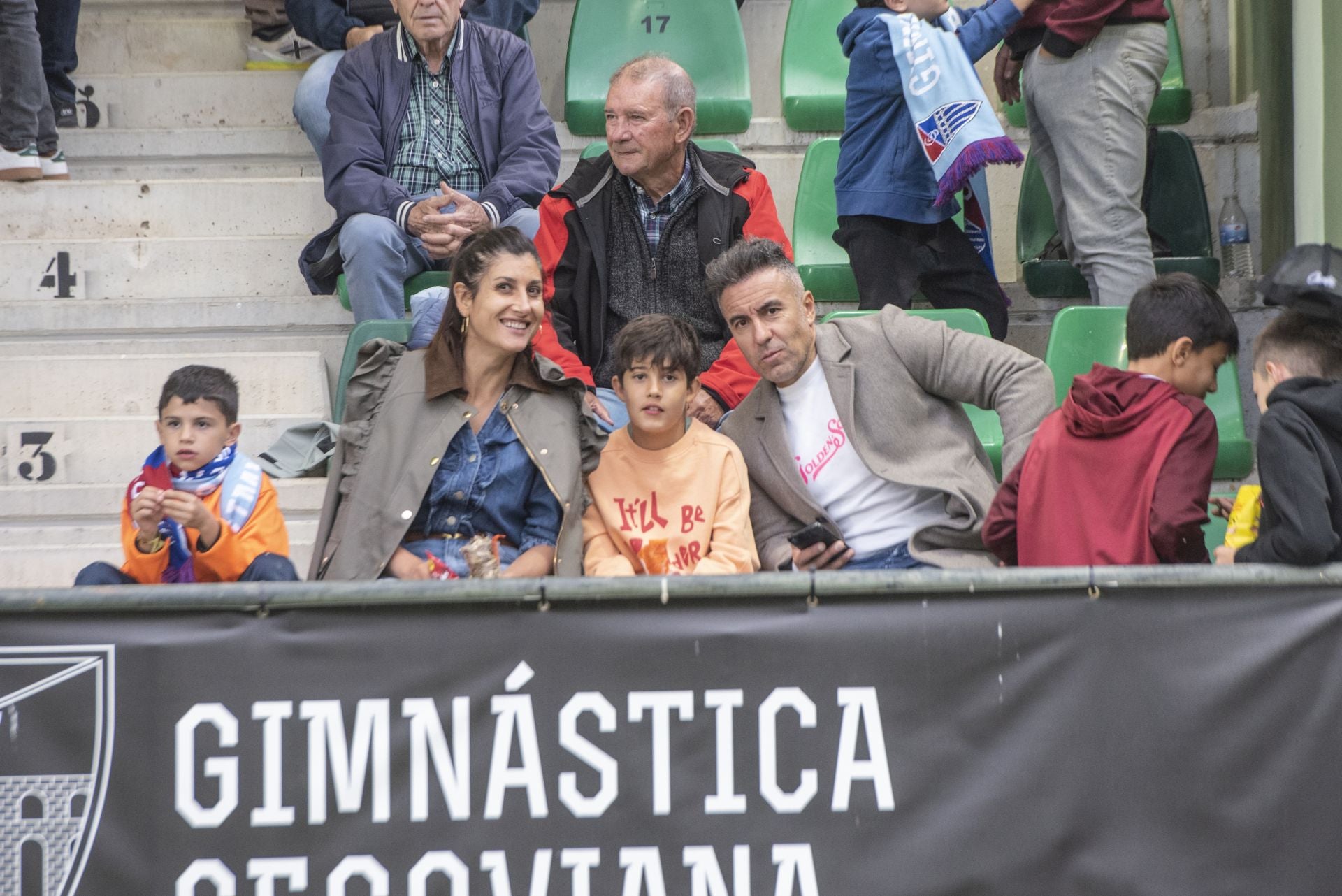 Búscate en las gradas de La Albuera durante el Segoviana vs Ávila