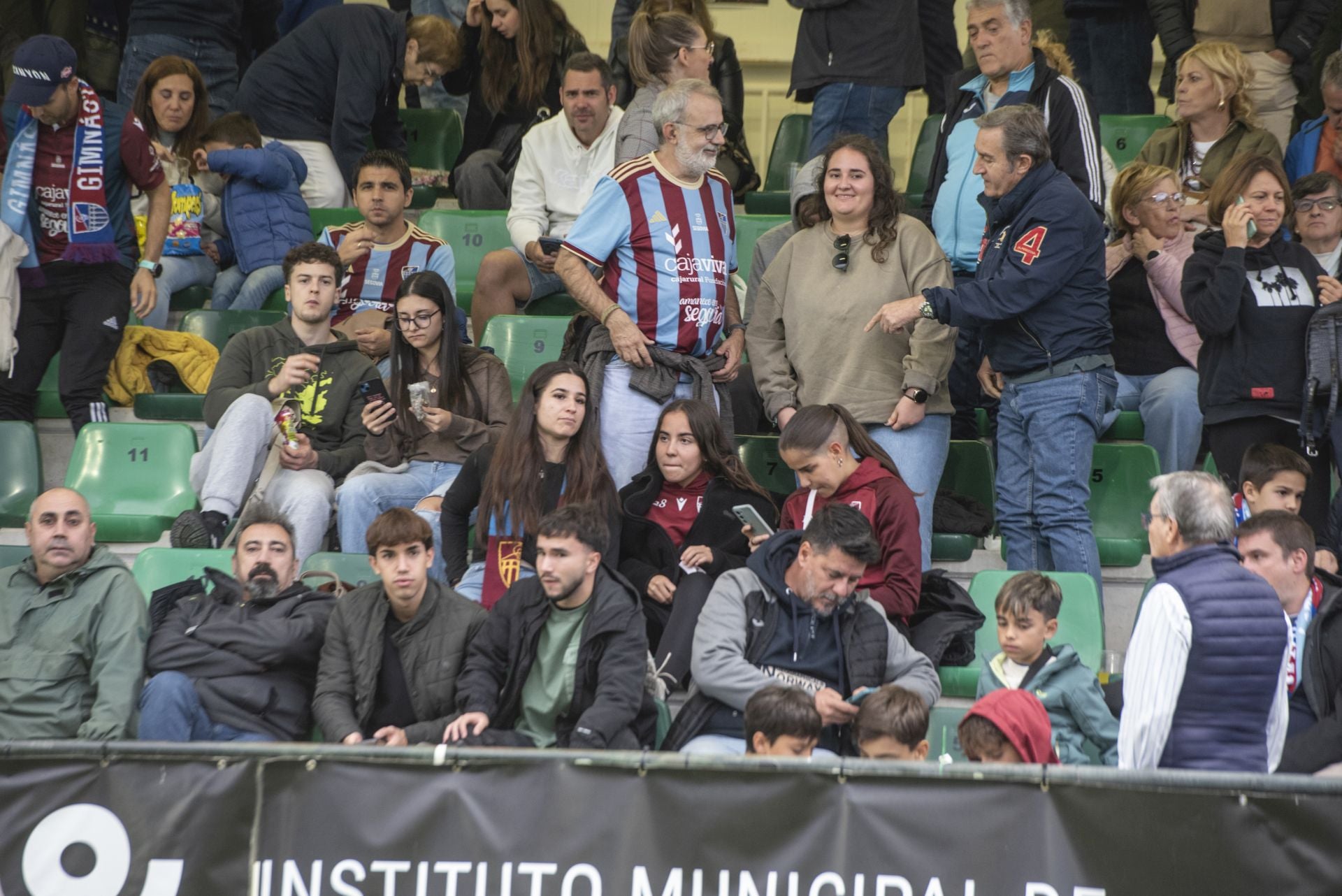 Búscate en las gradas de La Albuera durante el Segoviana vs Ávila