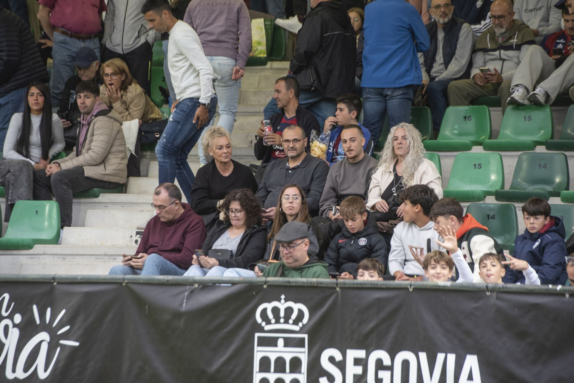 Búscate en las gradas de La Albuera durante el Segoviana vs Ávila