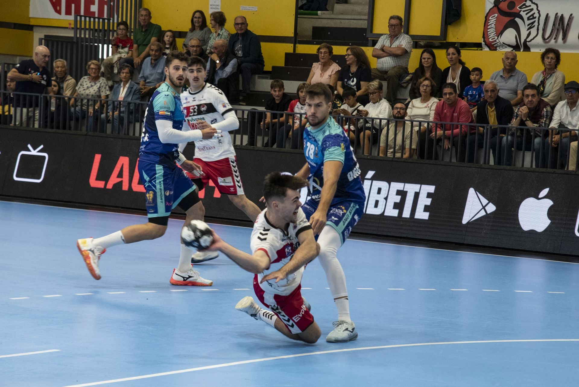 La derrota del Balonmano Nava, en imágenes