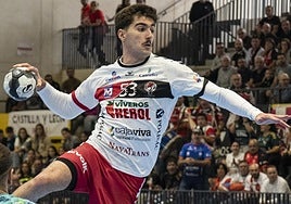 Bandeira (Balonmano Nava) se eleva para lanzar contra la portería del Puente Genil en el partido de este domingo.