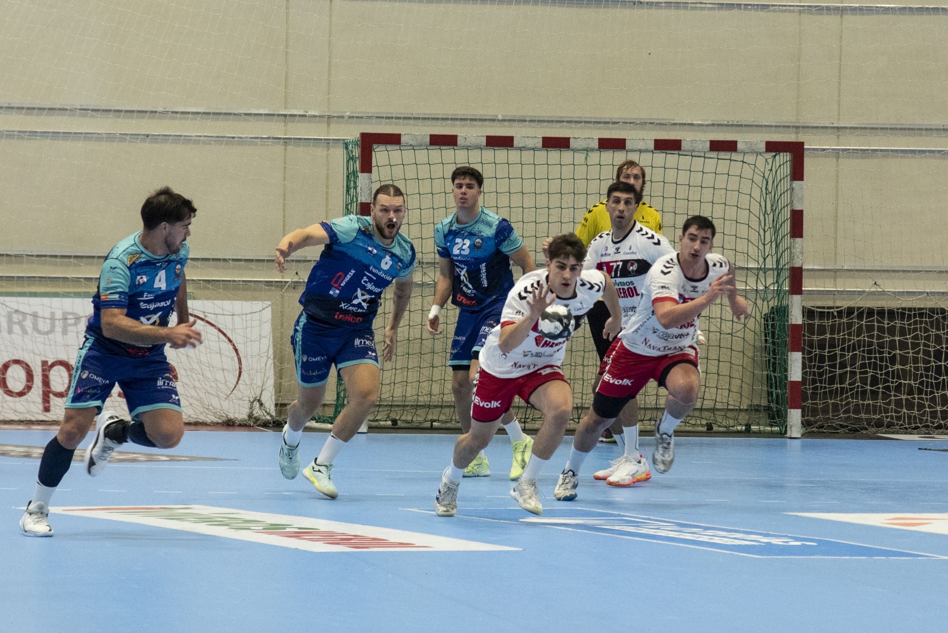La derrota del Balonmano Nava, en imágenes