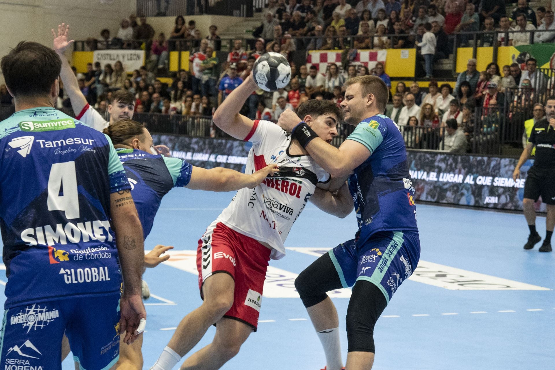 La derrota del Balonmano Nava, en imágenes