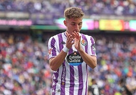 Chuki aplaude a la grada en el momento del cambio.