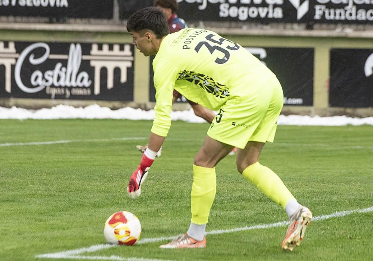 Postigo coloca el balón en el área pequeña para sacar de puerta.
