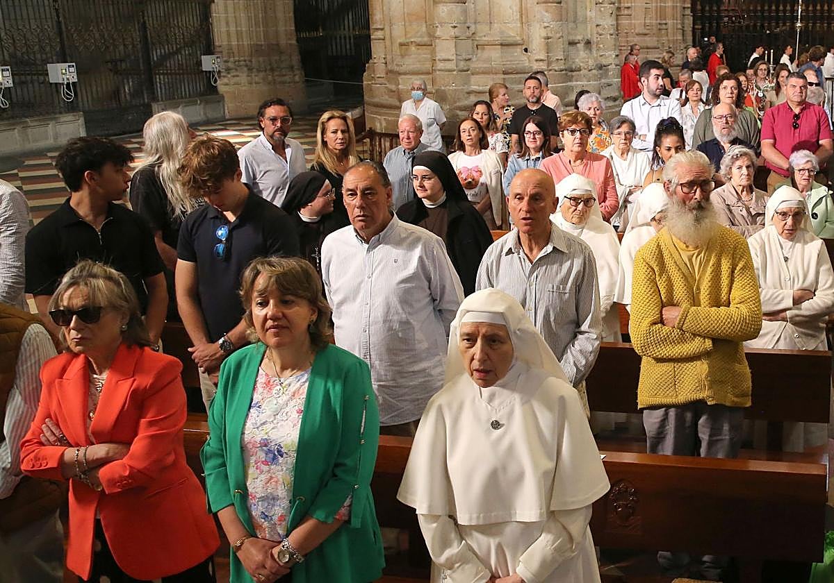 Asistentes a una eucaristía en la Catedral de Segovia.