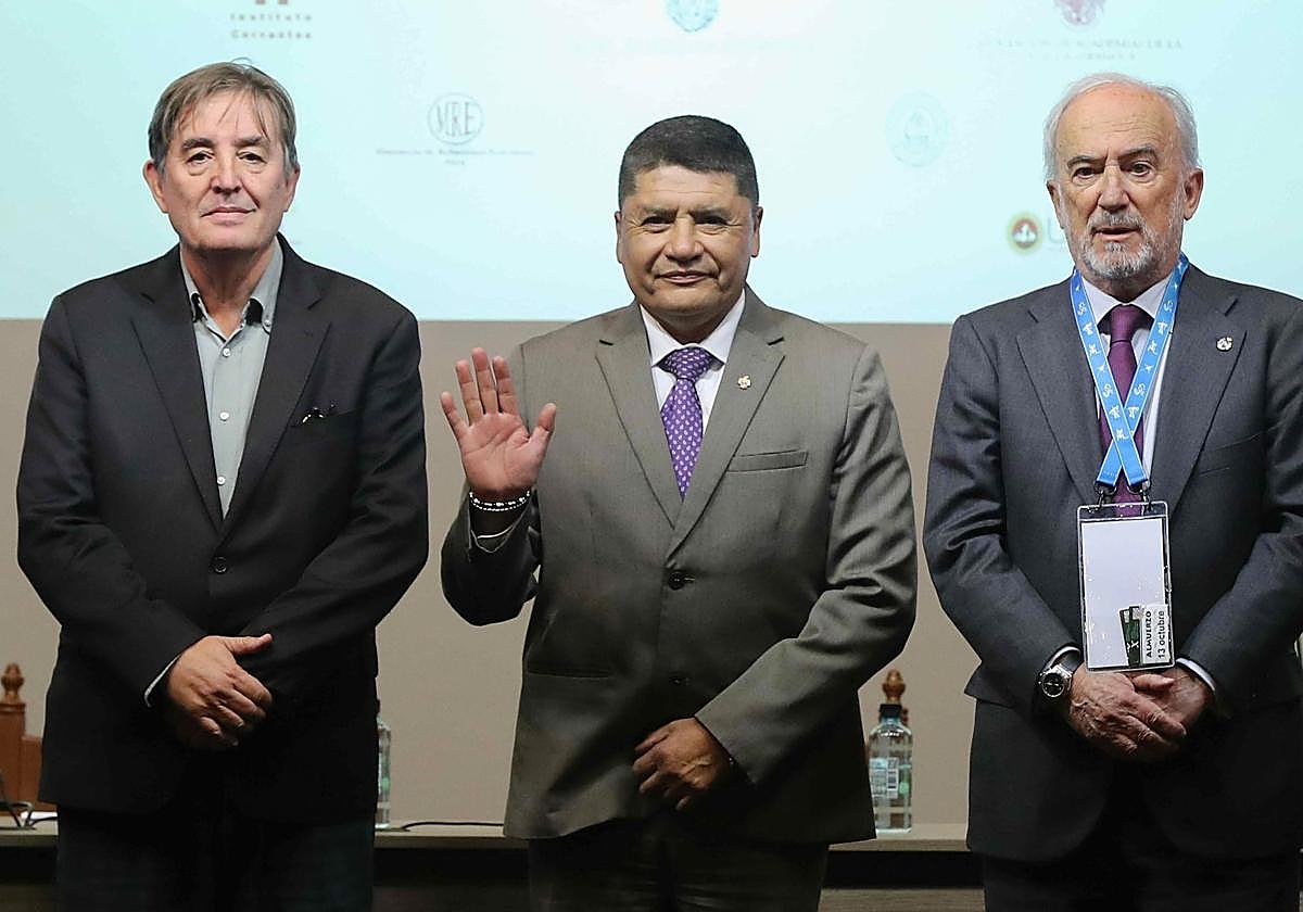 El director del Instituto Cervantes, Luis García Montero (i), el alcalde de Arequipa, Victor Hugo Rivera (c) y el director de la Real Academia Española (RAE), Santiago Muñoz (d).