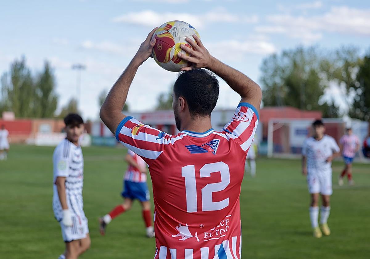 Hanna, del UEMC Valladolid, celebra una canasta debajo del aro.