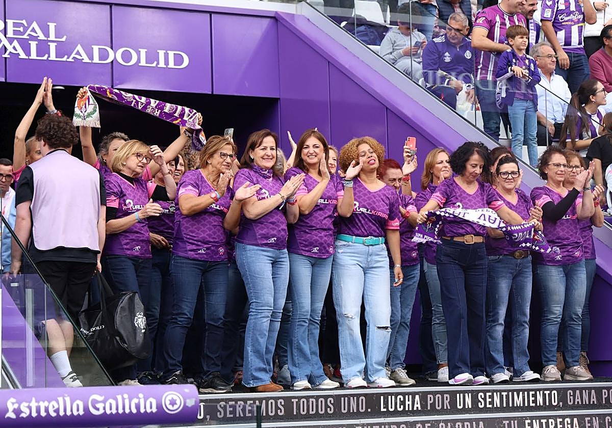 Las integrantes de las Vallkirias lucen radiantes en el túnel antes de saltar al césped del estadio Zorrilla.