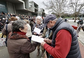 Protesta de los usuarios del centro de mayores de Pajarillos por las goteras, celebrada el pasado mes de marzo.