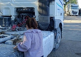 La administradora de Cafaes examina un depósito después del penúltimo asalto a la empresa.