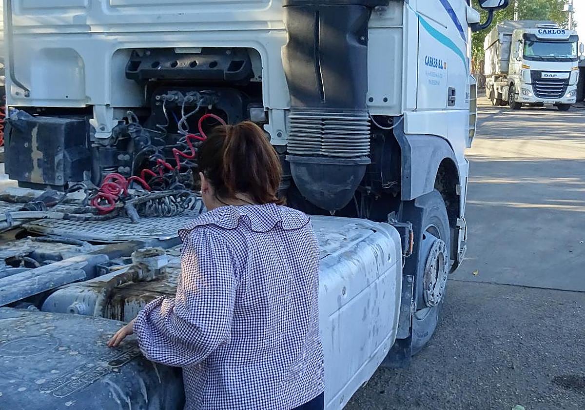 La administradora de Cafaes examina un depósito después del penúltimo asalto a la empresa.