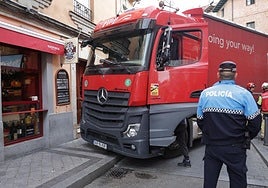 Policías y bomberos intentan sacar el camión.