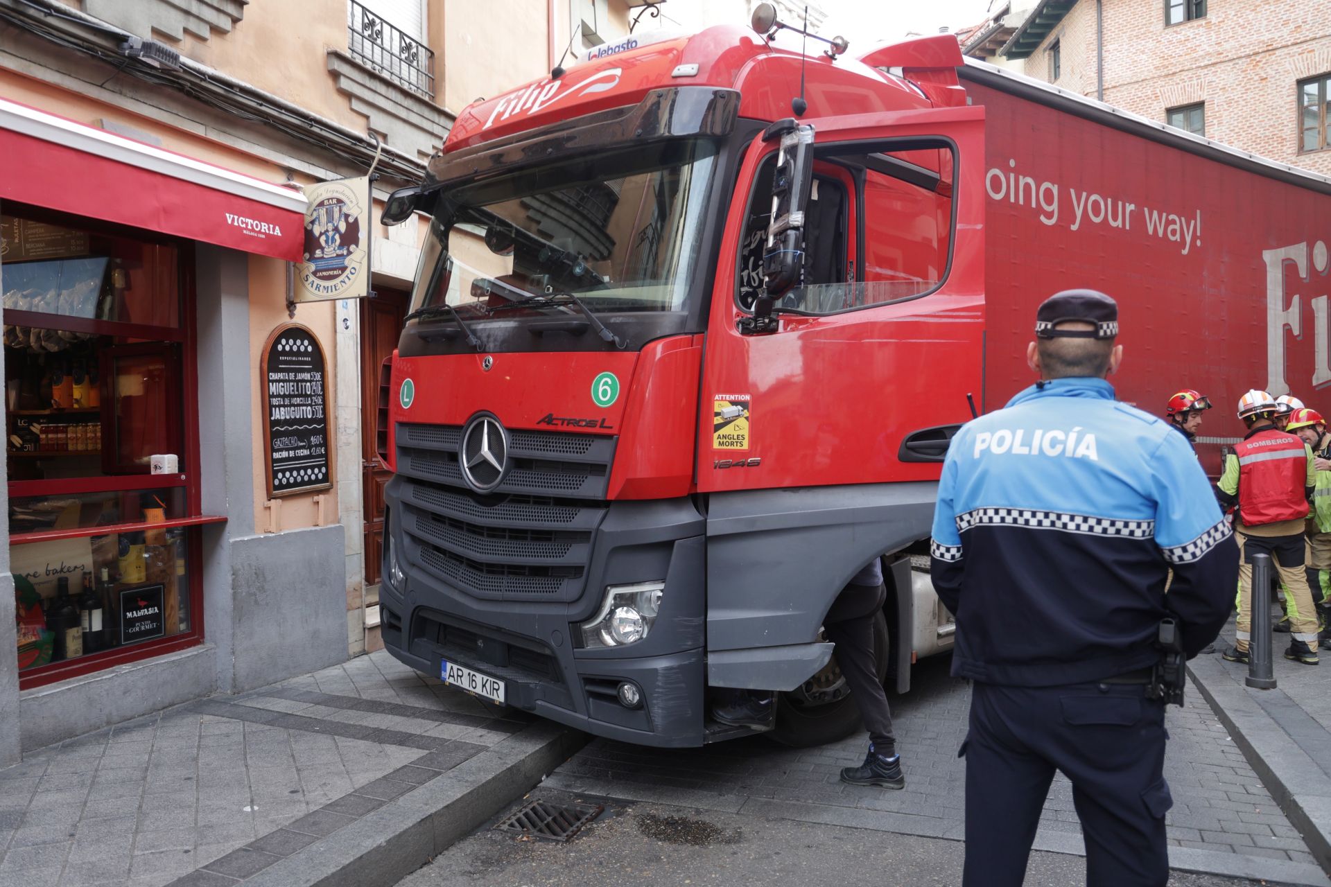 Policías y bomberos intentan sacar el camión.