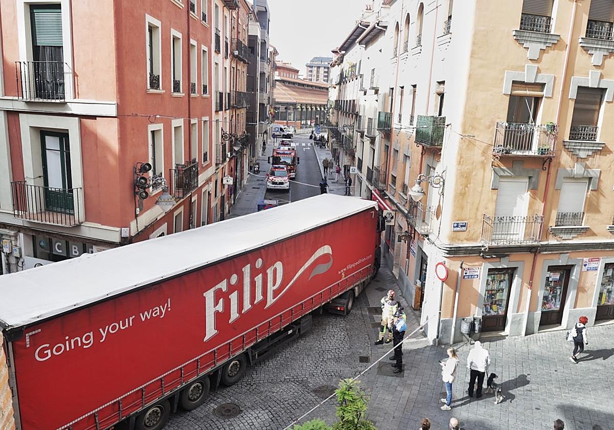 El tráiler atascado entre Macías Picavea y Conde Ansúrez junto a la iglesia de la Vera Cruz.