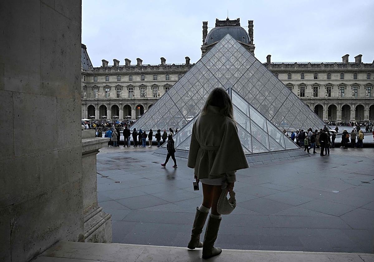 El Museo del Louvre, cerrado este lunes por el espectacular robo.