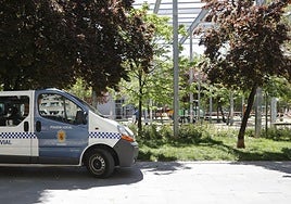 Vehículo de la Policía Local en el Parque del Salón, en una imagen de archivo.