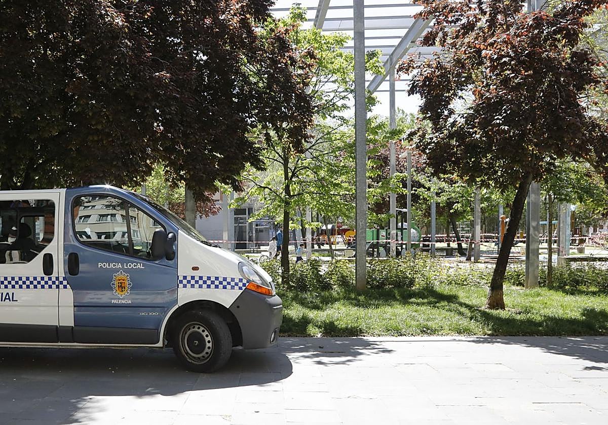 Vehículo de la Policía Local en el Parque del Salón, en una imagen de archivo.