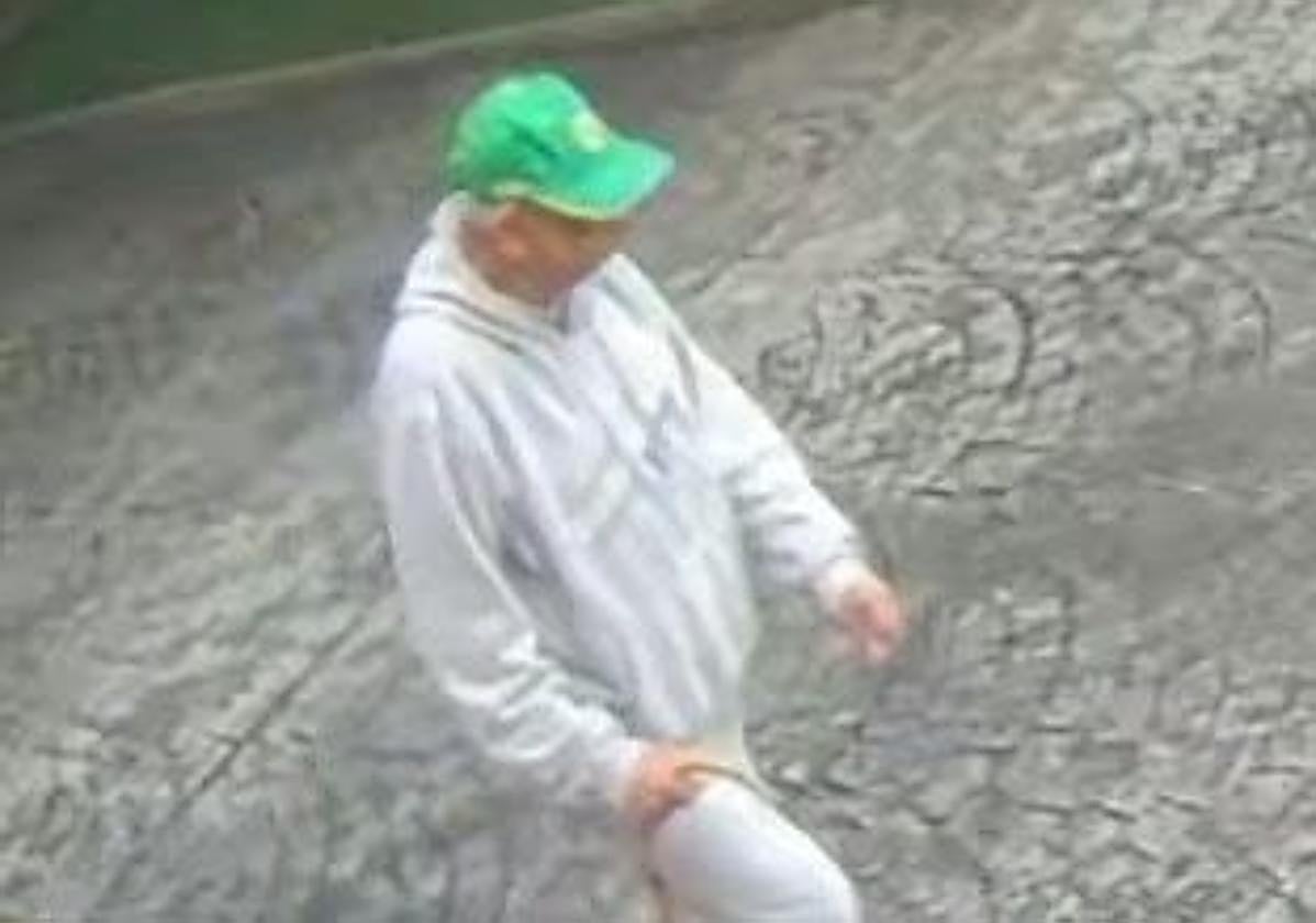 Imagen del hombre cuando salía del centro donde vive.