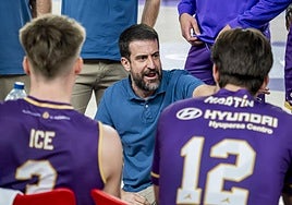 David Barrio da instrucciones en un tiempo muerto en el partido del pasado sábado.