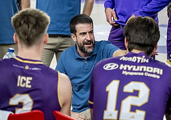 David Barrio da instrucciones en un tiempo muerto en el partido del pasado sábado.