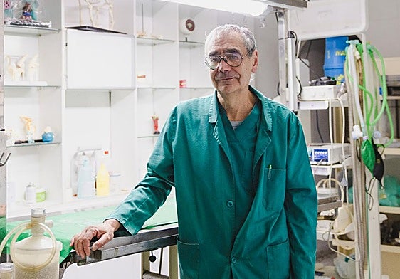 Santiago Fernández, en su clínica.