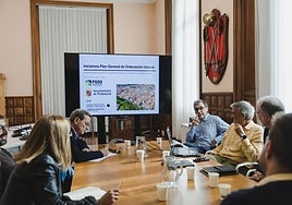 Presentación del PGOU a los grupos políticos, este lunes en el Ayuntamiento.