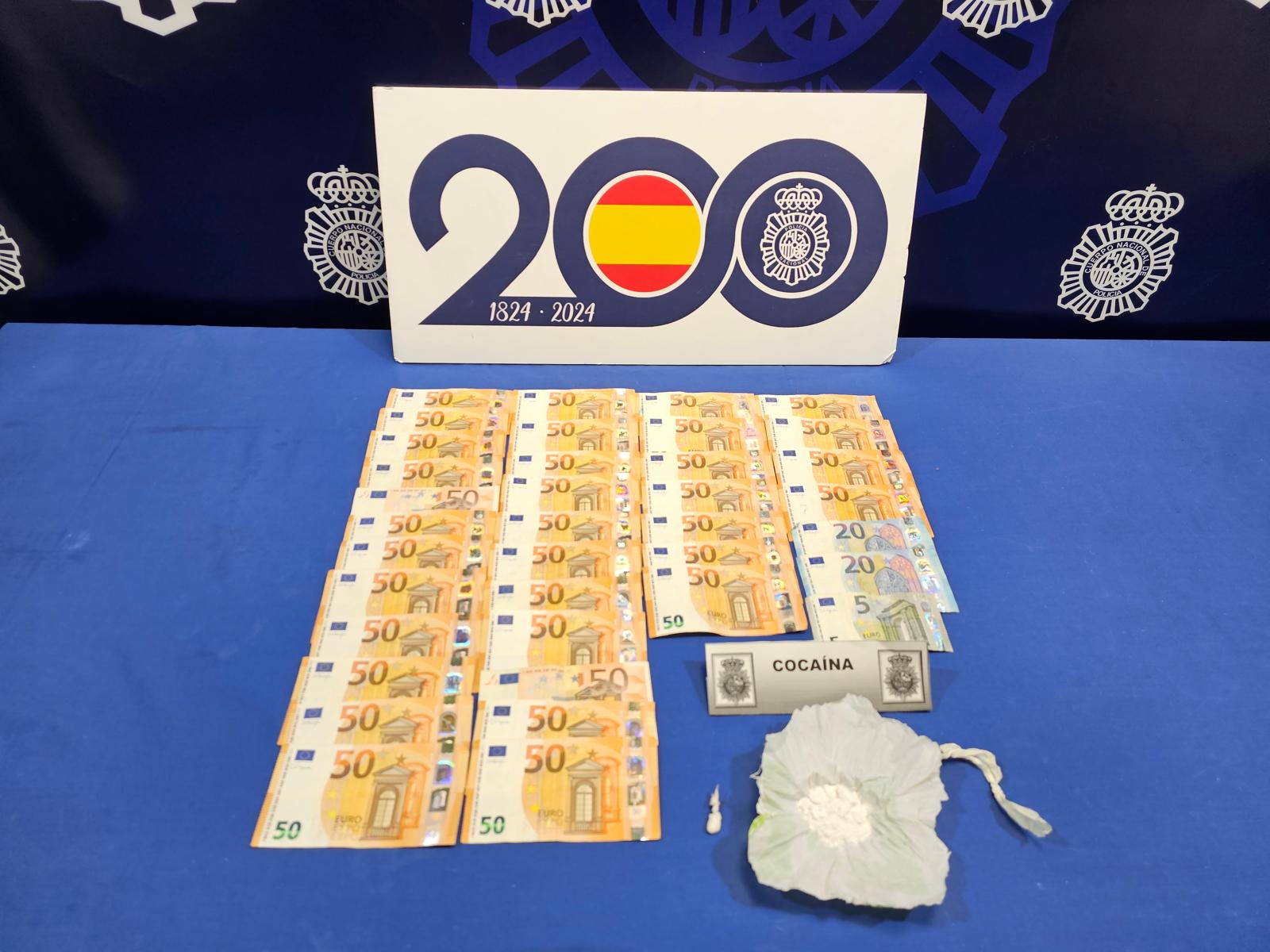 Cocaína y dinero incautado por la Policía.
