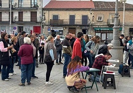 Vecinos recogen firmas durante el acto de protesta de ayer.